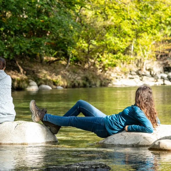 Deux femmes se détendant au bord de la rivière en automne