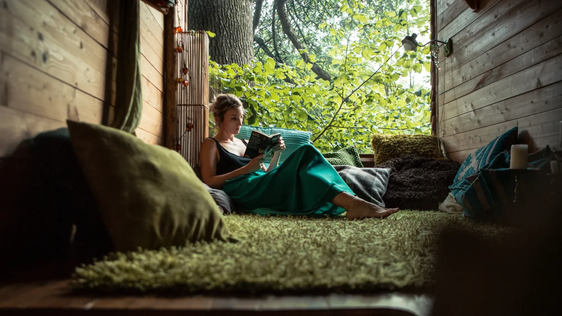 Femme lisant dans son hébergement