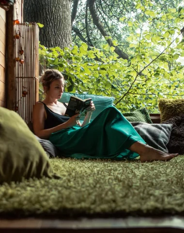 Femme lisant dans son hébergement