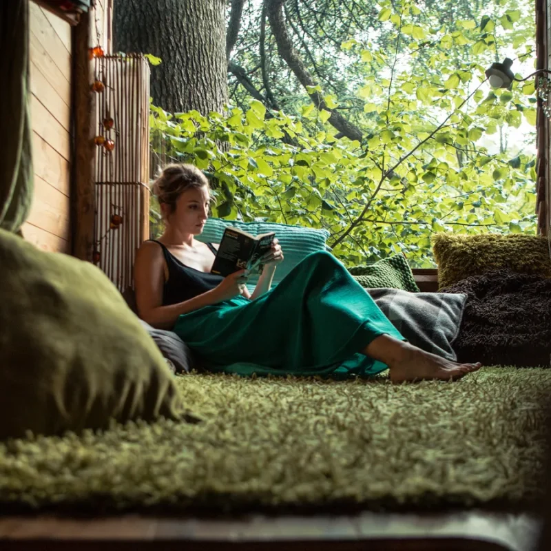 Femme lisant dans son hébergement