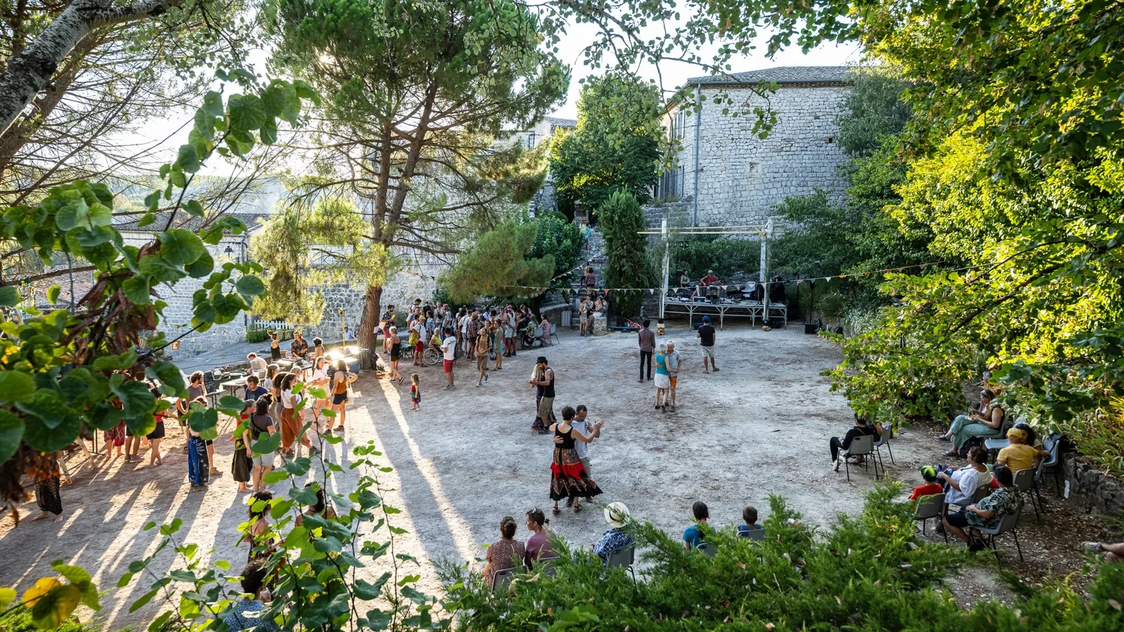 Fête sur la place du village de caractère de Balazuc, en été