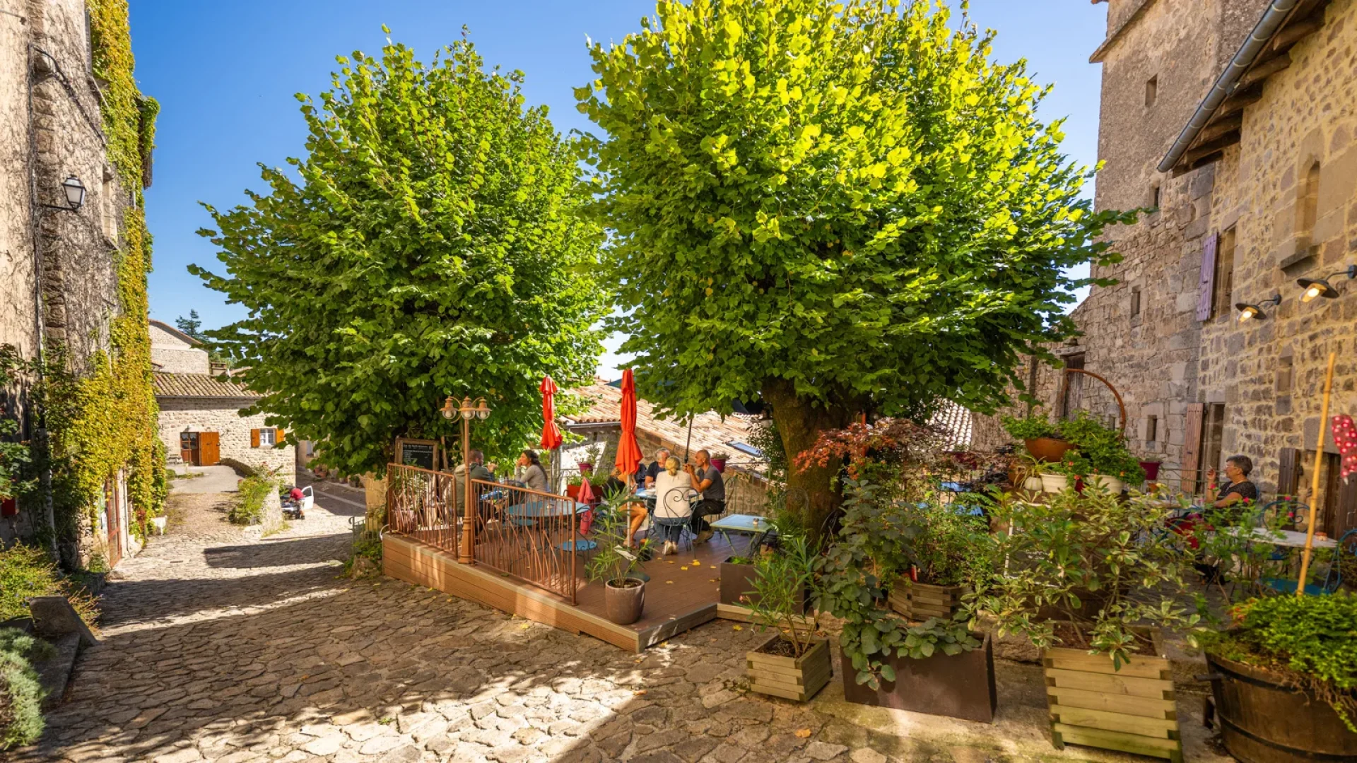 Terrasse de restaurant au village de caractère de Chalencon, en été