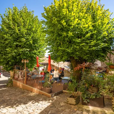 Terrasse de restaurant au village de caractère de Chalencon, en été