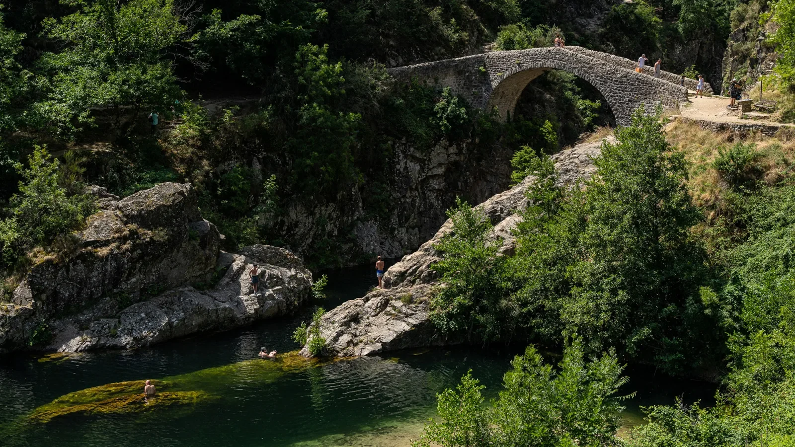 Personnes se baignant au pont du diable, près du village de caractère de Thueyts, en été