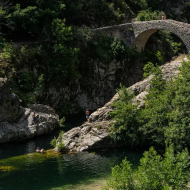 Personnes se baignant au pont du diable, près du village de caractère de Thueyts, en été
