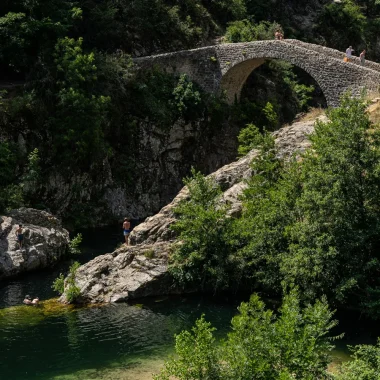 Personnes se baignant au pont du diable, près du village de caractère de Thueyts, en été