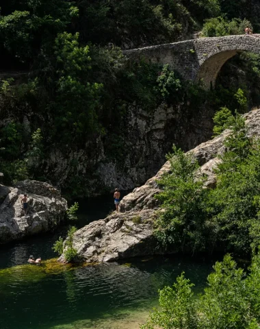 Personnes se baignant au pont du diable, près du village de caractère de Thueyts, en été