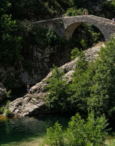 Personnes se baignant au pont du diable, près du village de caractère de Thueyts, en été