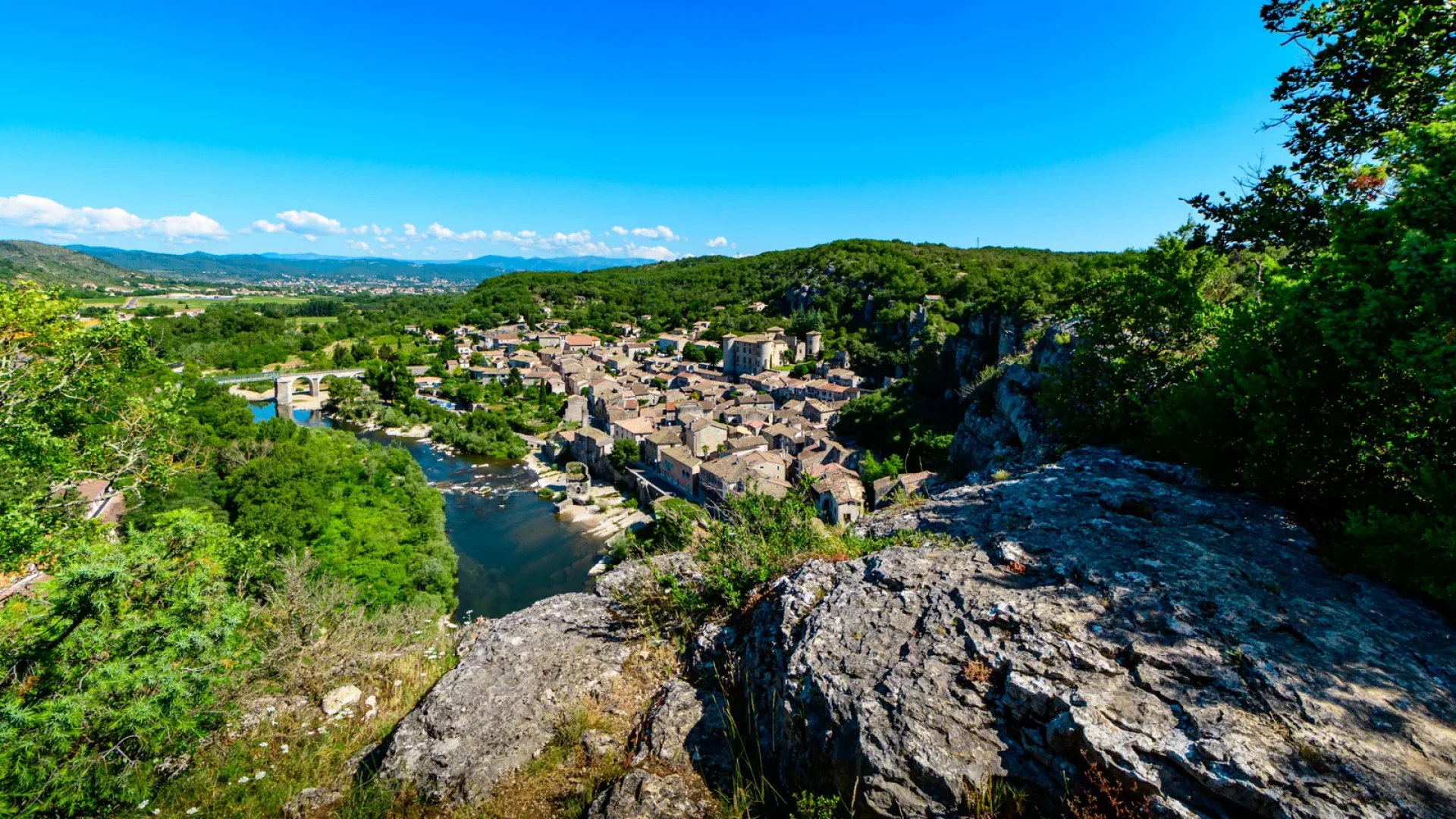 Village de cracatère de Vogüé au printemps