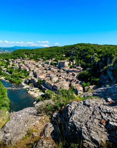Village de cracatère de Vogüé au printemps