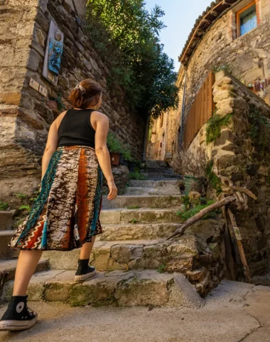 Couple déambulant dans une ruelle du village de caractère de Beauchastel, en été