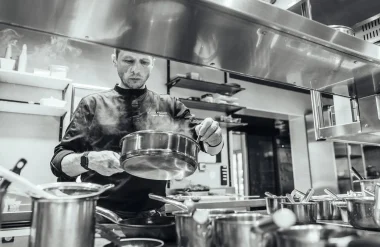 Olivier Samin, cuisinant au 