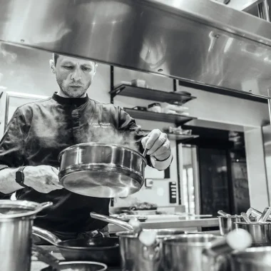 Olivier Samin, cuisinant au 