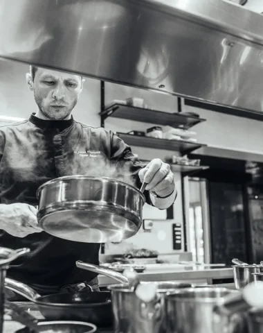 Olivier Samin, cuisinant au 