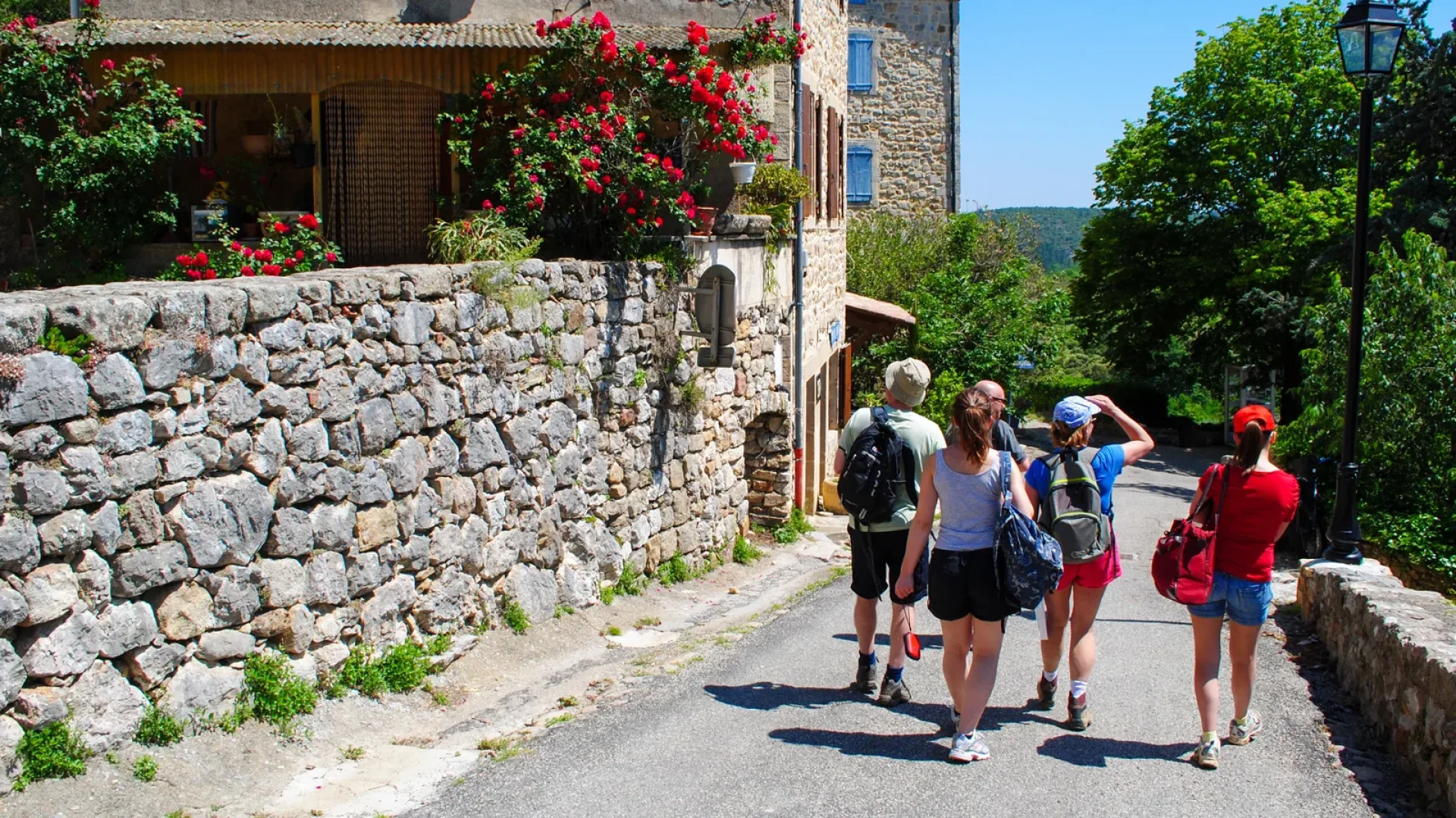 Famille visitant le village de caractère de Banne