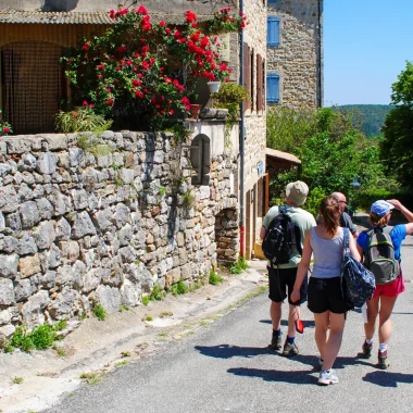 Famille visitant le village de caractère de Banne