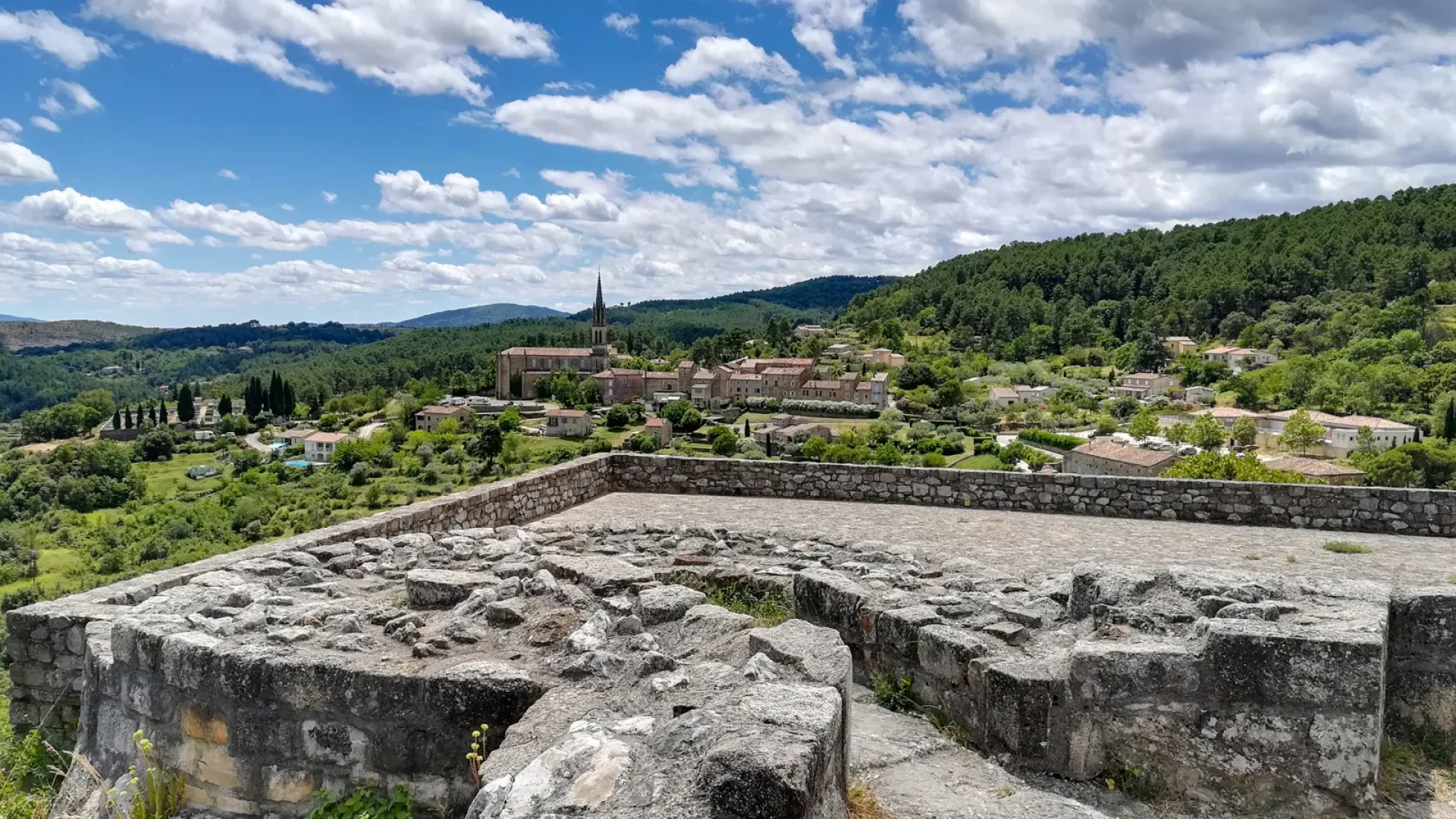 Village de caractère de Banne au printemps