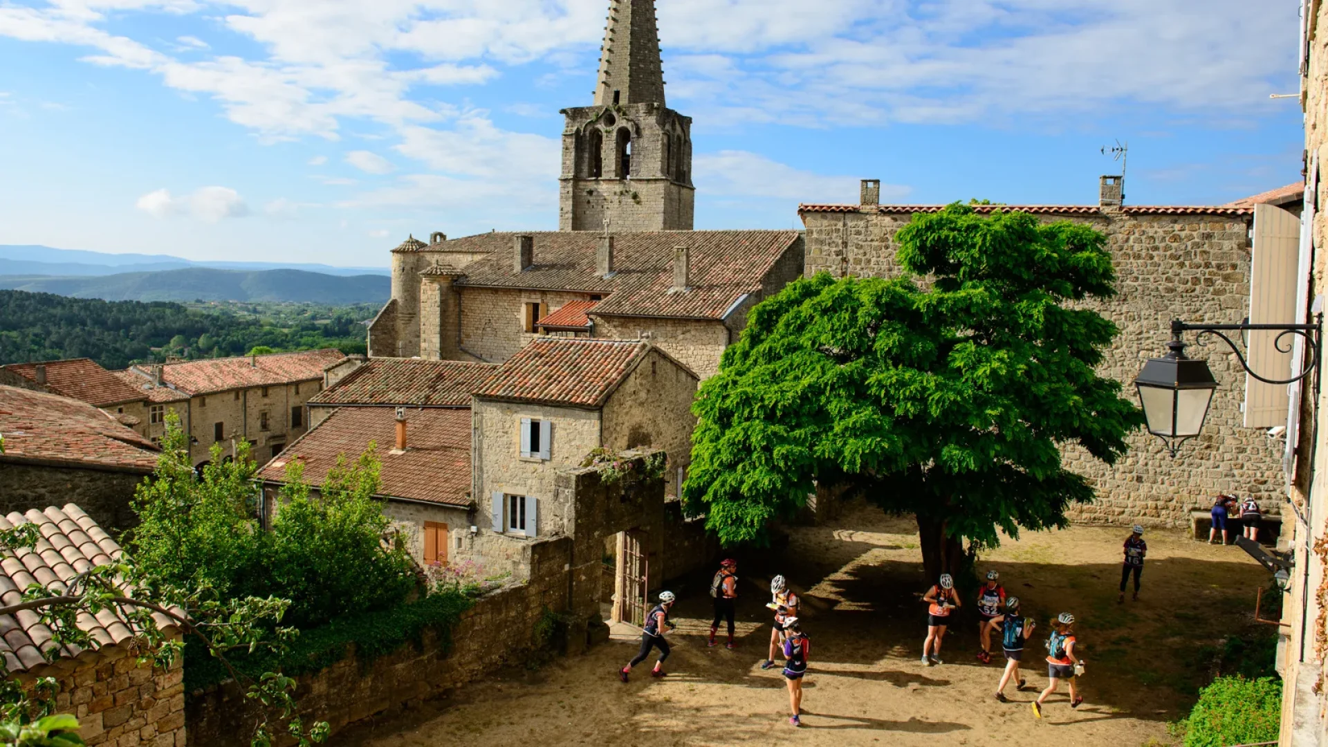 Compétition sportive au village de caractère de Chassiers, en été