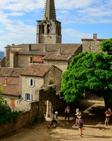 Compétition sportive au village de caractère de Chassiers, en été