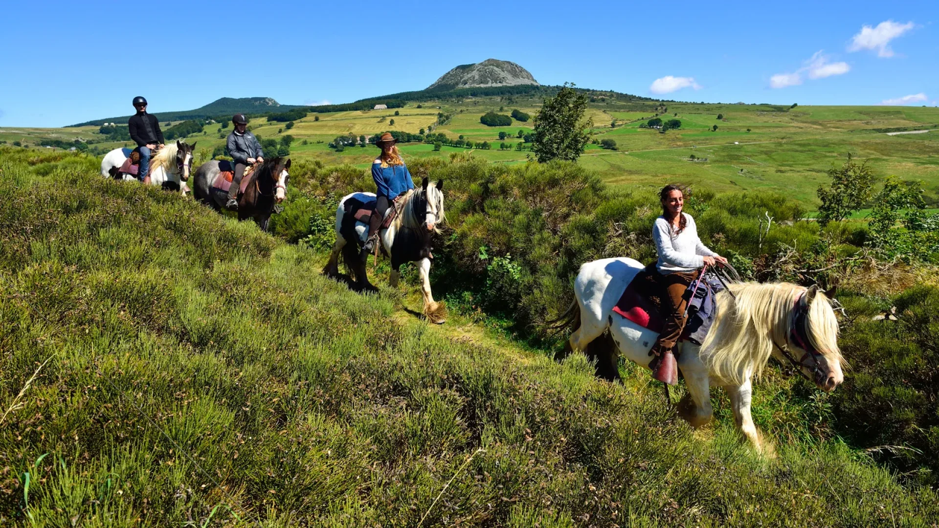 Groupe pratiquant l'équitation en montagne ardéchoise, en été