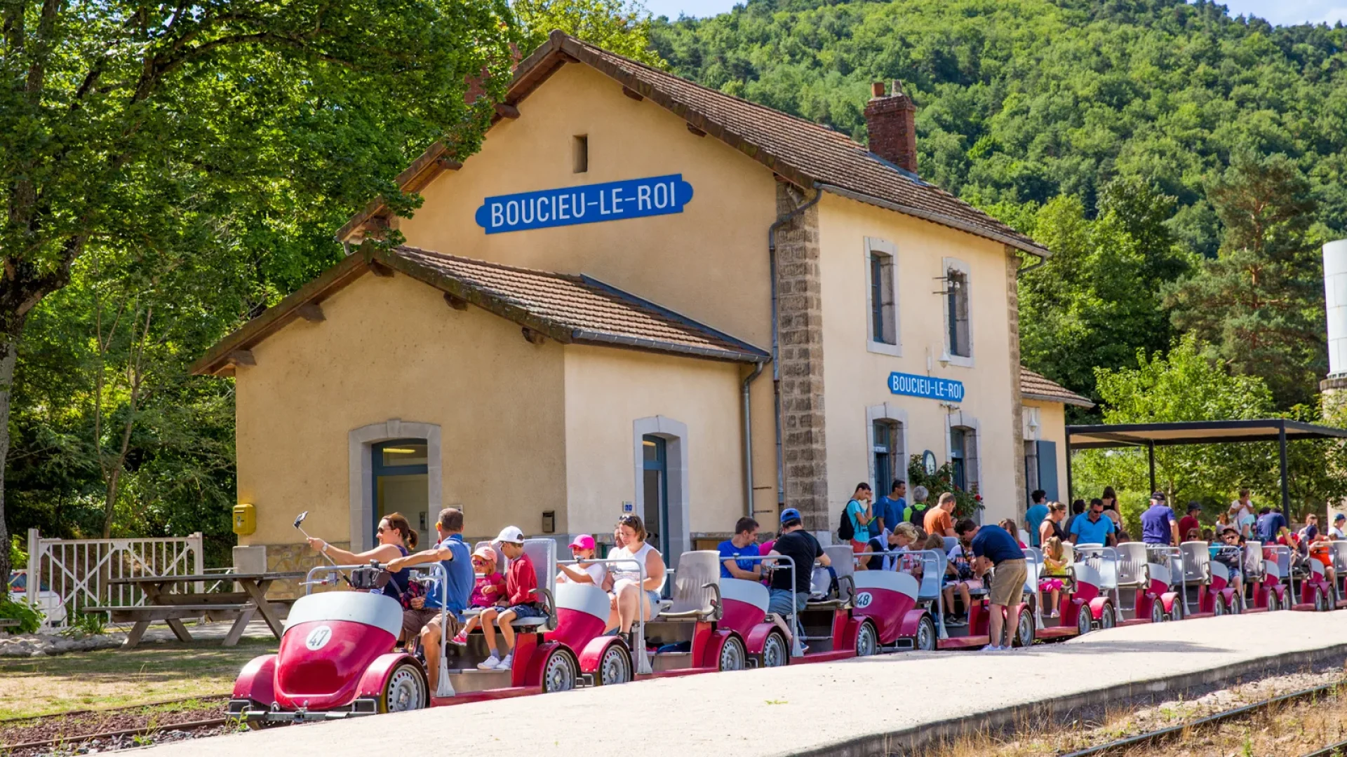 Familles à la gare du village de caractère de Boucieu-le-roi, dans les vélorails