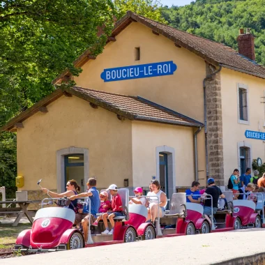 Familles à la gare du village de caractère de Boucieu-le-roi, dans les vélorails