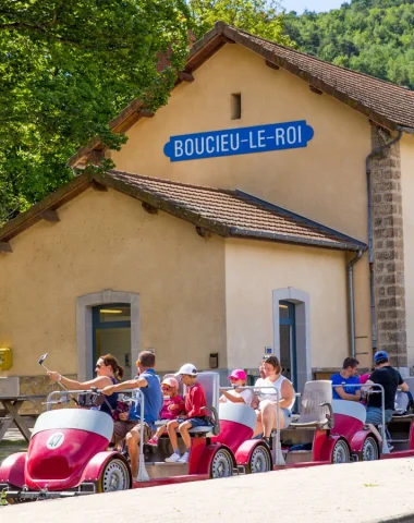 Familles à la gare du village de caractère de Boucieu-le-roi, dans les vélorails
