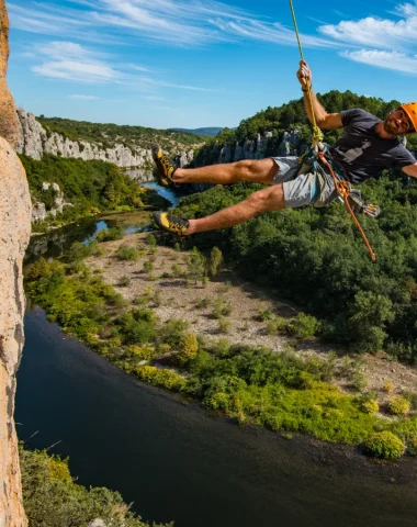 Homme pratiquant l'escalade dans les Gorges du Chassezac en début d'automne