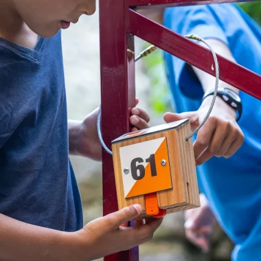 Enfants faisant une chasse aux trésors dans le village de caractère de Meyras