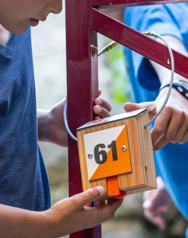 Enfants faisant une chasse aux trésors dans le village de caractère de Meyras