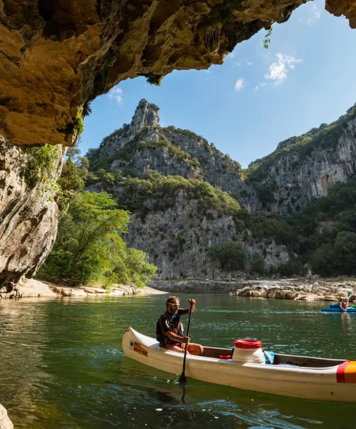 Canoé dans les gorges de l'Ardèche, en été, avec le 