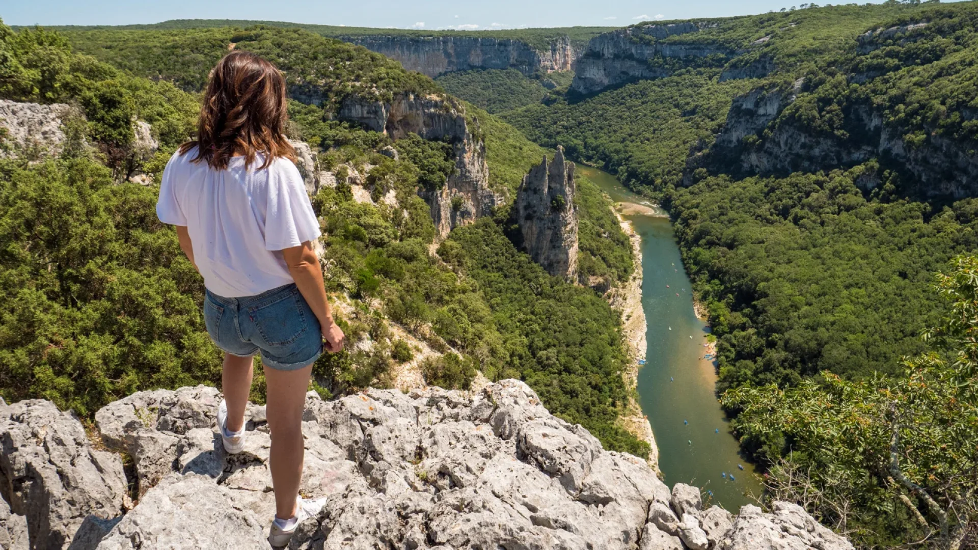 Femme observant le paysage des gorges de l'Ardèche, en été, avec le "Rocher cathédrale"