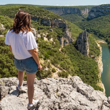 Femme observant le paysage des gorges de l'Ardèche, en été, avec le 