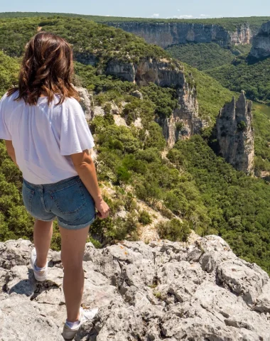 Femme observant le paysage des gorges de l'Ardèche, en été, avec le 