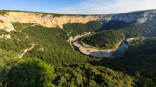 Paysage des gorges de l'Ardèche en été