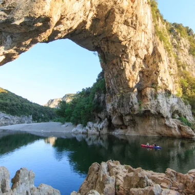 Canoé passant sous le Pont-d'Arc au printemps