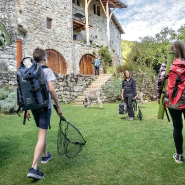 Famille arrivant dans un hébergement pour un séjour pêche, en été