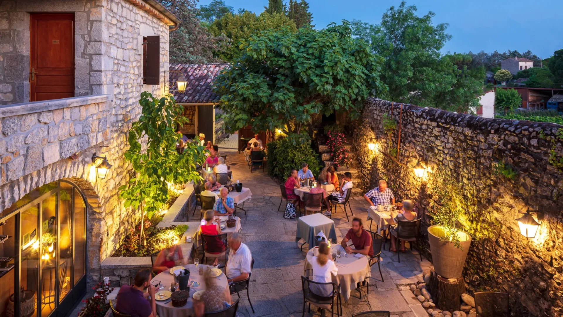 Terrasse du Restaurant "L'Auberge les murets", labelisés "Goûtez l'Ardèche", en été.
