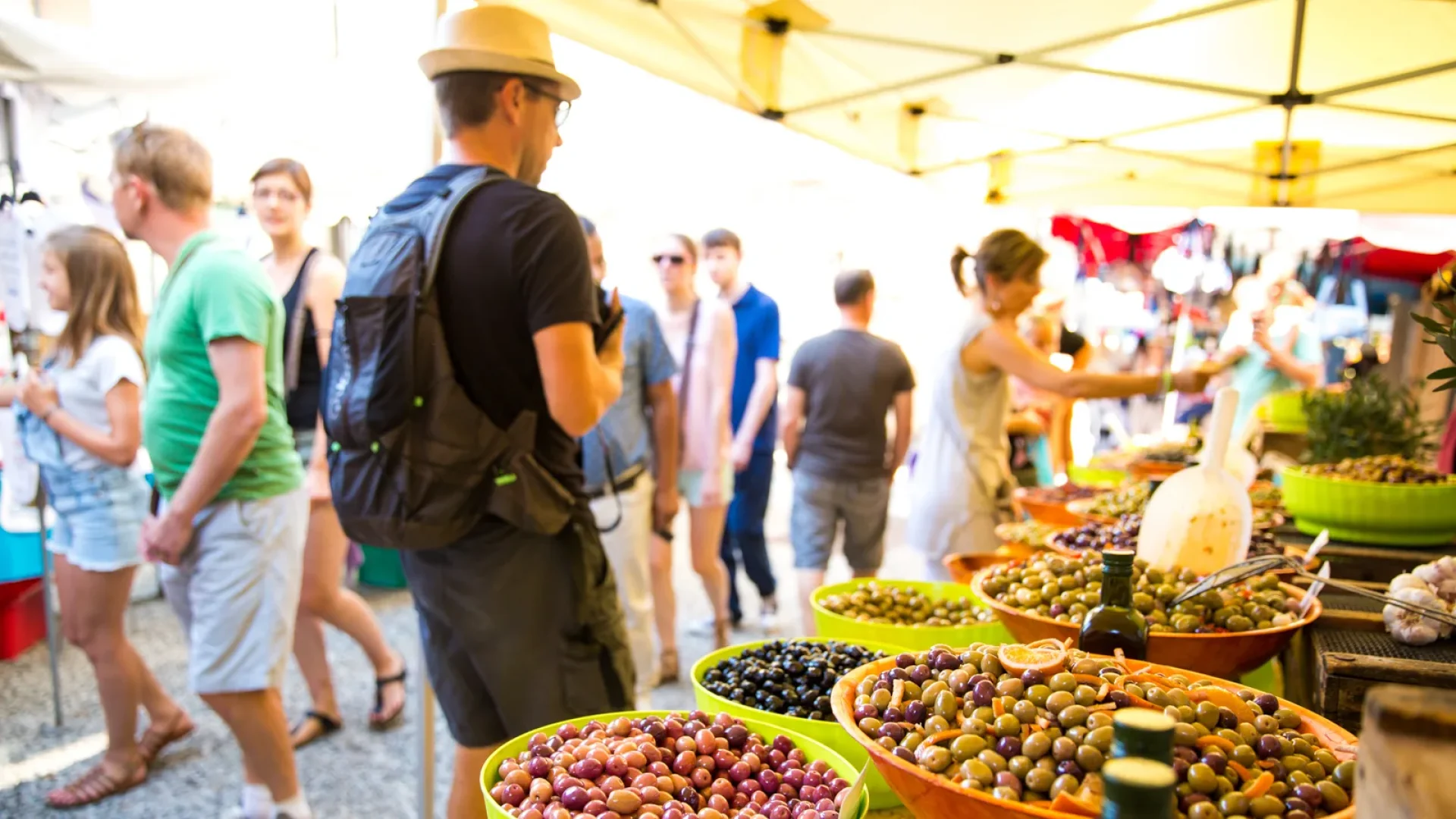 Marché en été avec des olives