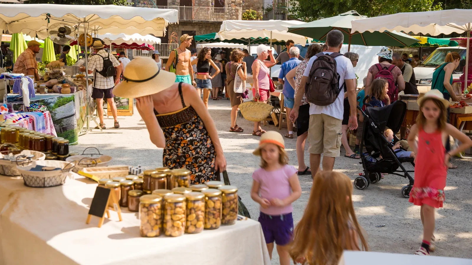 Famille au marché, en été