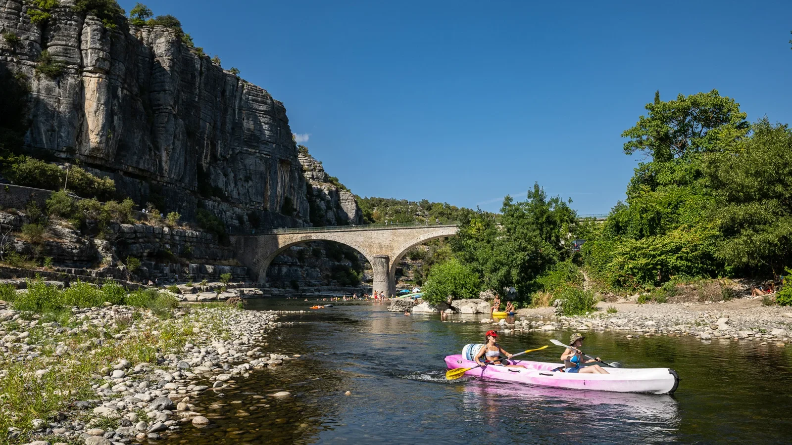 Femmes en canoé au niveau du village de caractère de Balazuc, en été