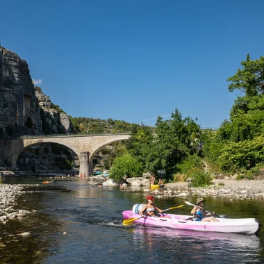 Femmes en canoé au niveau du village de caractère de Balazuc, en été