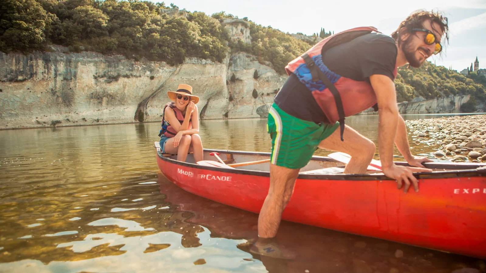 Couple en canoé en été