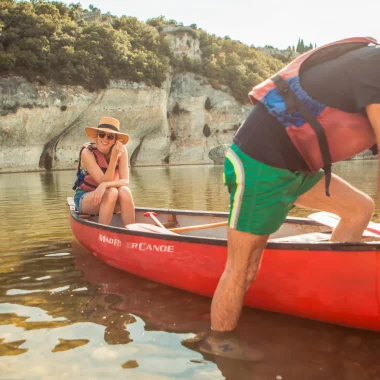 Couple en canoé en été