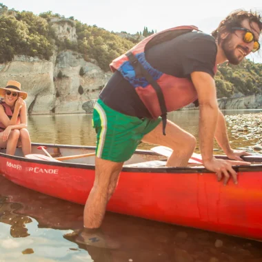 Couple en canoé en été