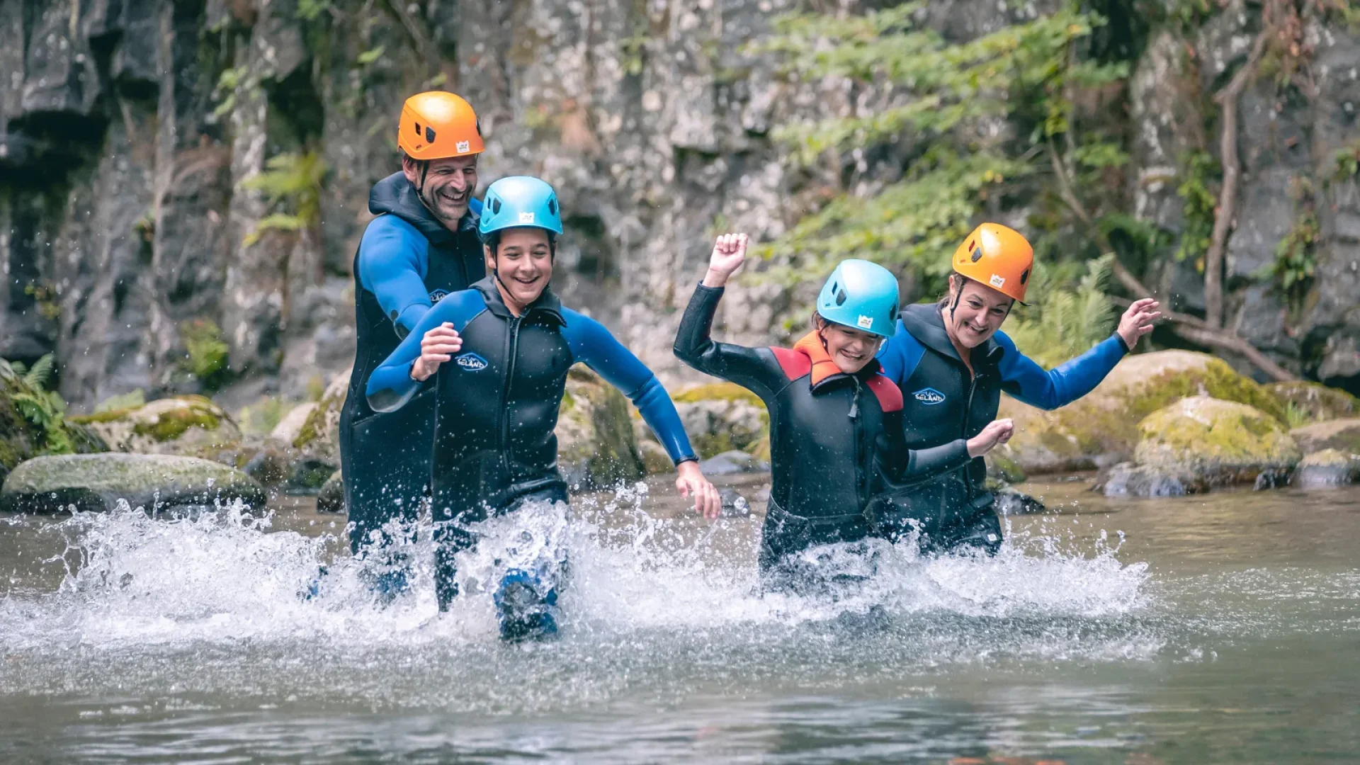 Famille pratiquant le canyoning