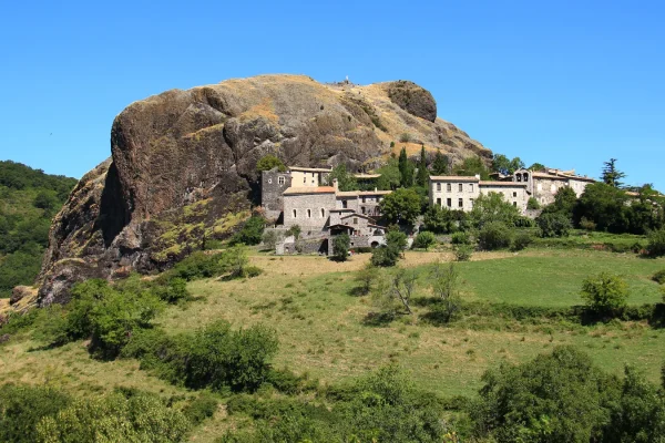 Village de Sceautres, sur le plateau du Coiron, en été