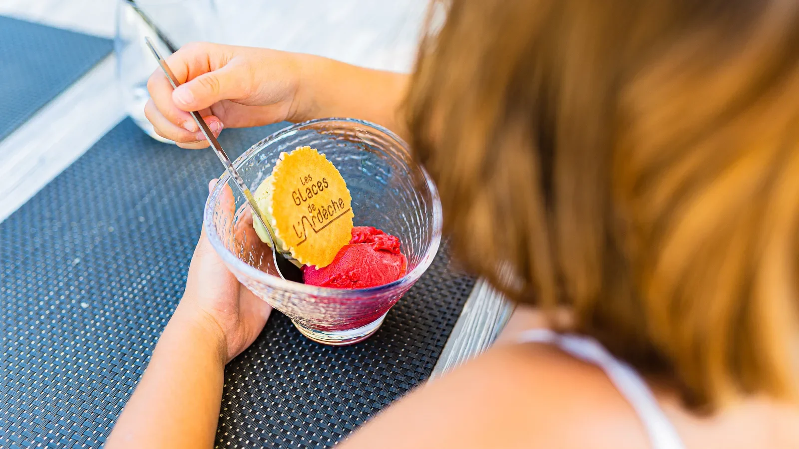 Enfant dégustant une glace au Bistrot de Pays de "L'Auberge de Planzolles" en été