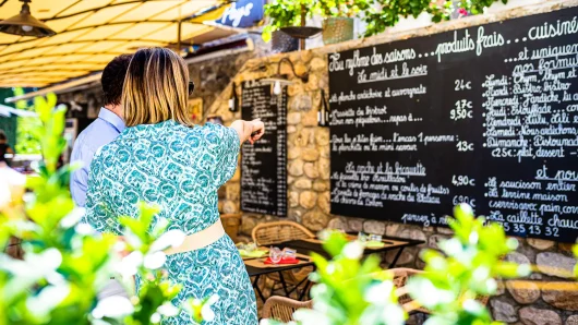 Couple au Bistrot de Pays du Bec Figue, dans le village de caractère de Labeaume, en été