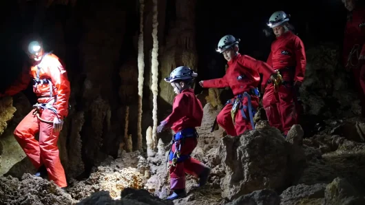 Enfants pratiquant l'activité de spéléologie 